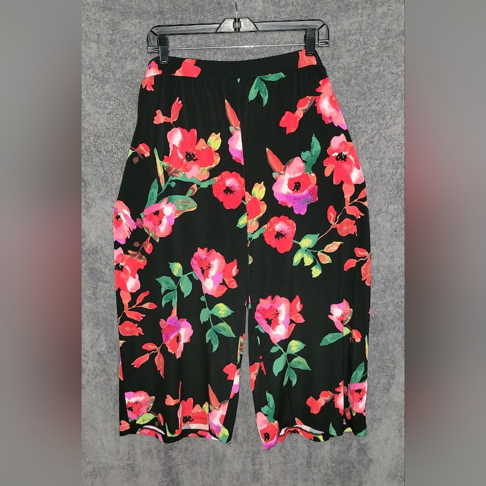 NEW Plus Size Floral Gaucho wit elastic waiste.